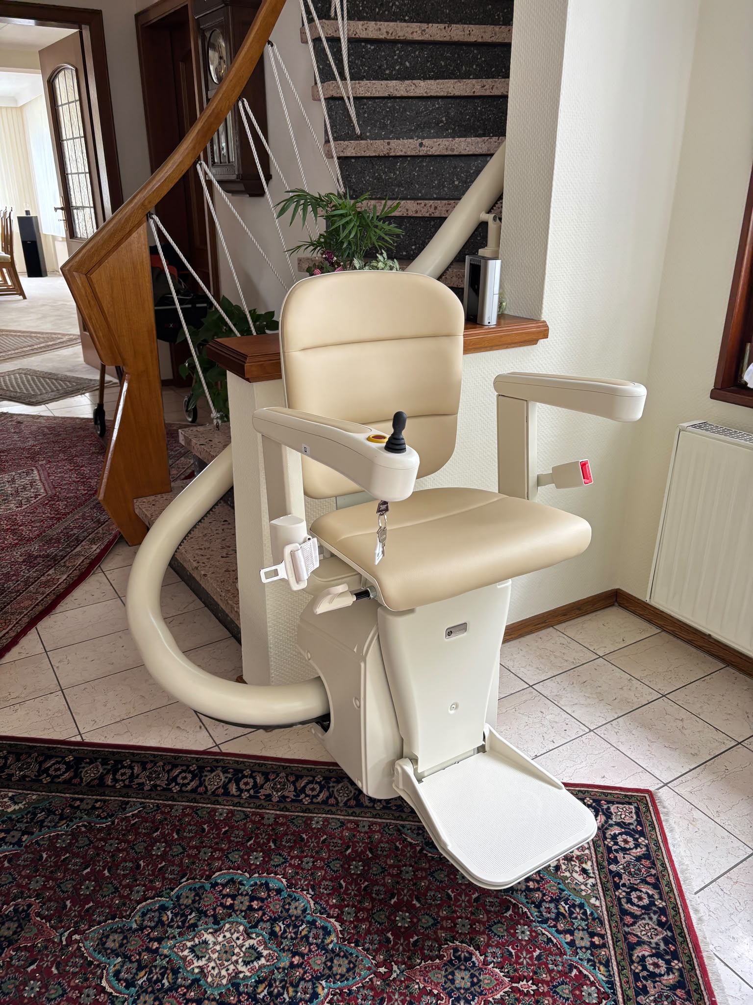 Eingebauter Treppenlift bei Kunde